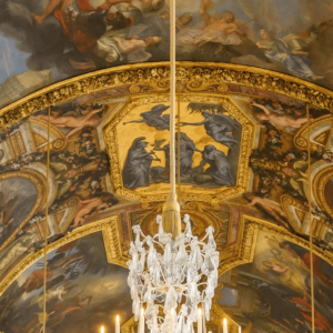 O teto abobadado, com pinturas magistrais de Le Brun 